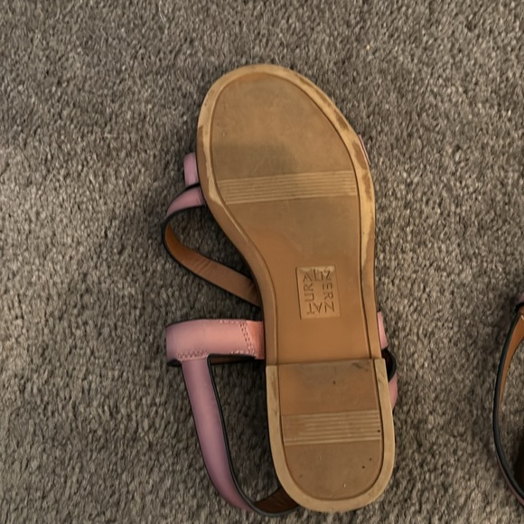 Naturalizer sandals with dark pink straps, size 8.5 - Picture 2 of 4